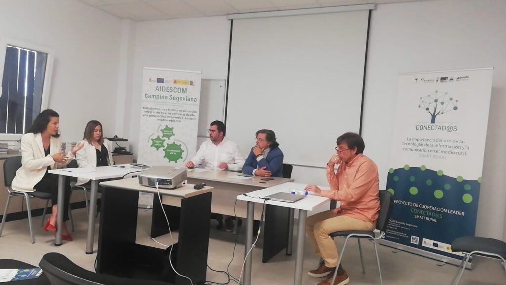 Mesa de debate del "I FORO COMARCAL PARA EL FOMENTO DE LAS TIC EN EL MEDIO RURAL"