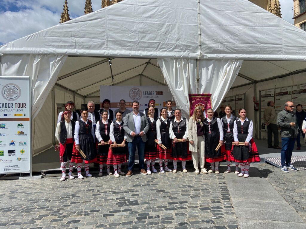 Grupo de Paloteos de Bernardos en la carpa de LEADERTOUR