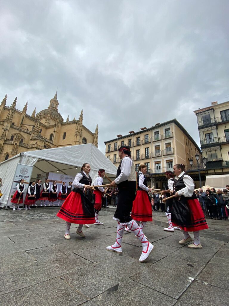 Actuación de paloteos del Grupo de Paloteos de Bernardos.